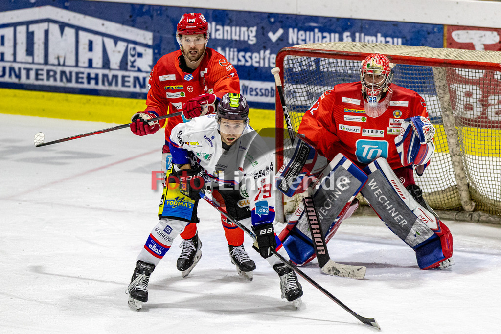 EC Peiting vs Deggendorfer SC | Eishockey Oberliga Süd 2023/2024, EC Peiting vs Deggendorfer SC, 20231119,
Gdrängel vor dem Tor von Andreas MAGG (ECP Goali 32),
2023-11-19 in Peiting (Eisstadion)
9 Brett OUDERKIRK (ECP 9), 79 Petr STLOUKAL (DSC 79), 32 Andreas MAGG (ECP Goali 32)
Copyright: WolfgangxLindner foto-lindner.de