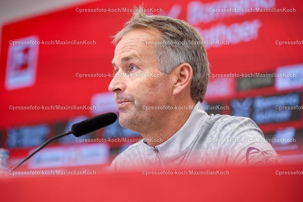 B0411092501023 | 11.09.2025, Fußball, Pressekonferenz Bayer 04 Leverkusen mit Cheftrainer Kasper Hjulmand vor dem Bundesliga Spiel gegen Eintracht Frankfurt in der BayArena, Saison 2025 2026 DFB regulations prohibit any use of photographs as image sequences and or quasi-video.