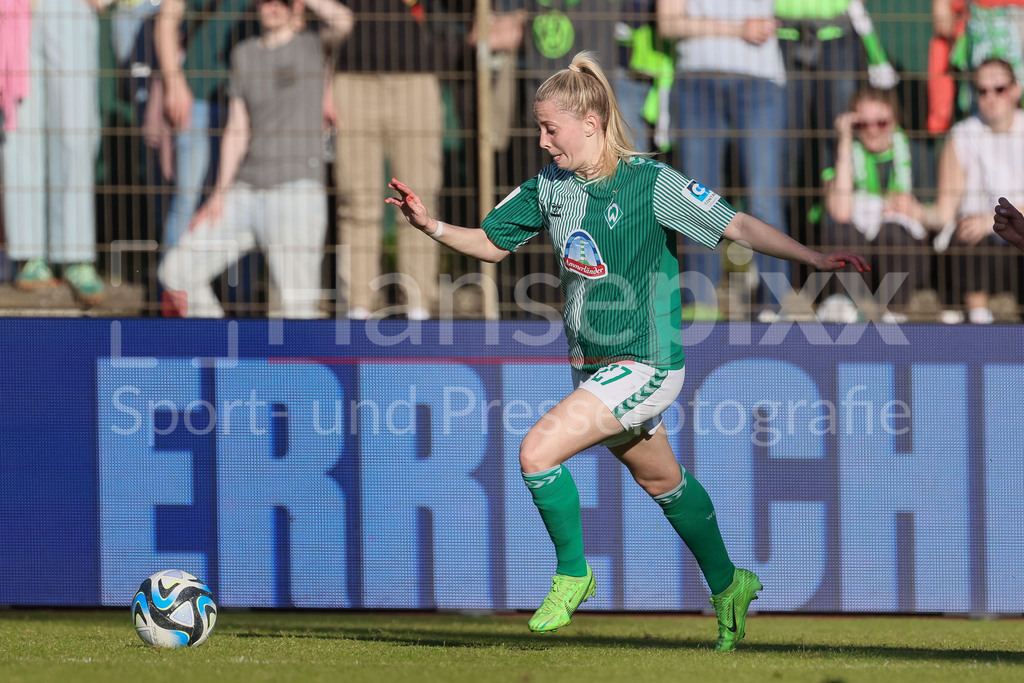 Fussball, Google Pixel Frauen-Bundesliga, SV Werder Bremen - VfL Wolfsburg | v.li.: Nina Lührßen (SV Werder Bremen, 27) am Ball, Freisteller, Einzelbild, Ganzkörper, Aktion, Action, Spielszene, DIE DFB-RICHTLINIEN UNTERSAGEN JEGLICHE NUTZUNG VON FOTOS ALS SEQUENZBILDER UND/ODER VIDEOÄHNLICHE FOTOSTRECKEN. DFB REGULATIONS PROHIBIT ANY USE OF PHOTOGRAPHS AS IMAGE SEQUENCES AND/OR QUASI-VIDEO.