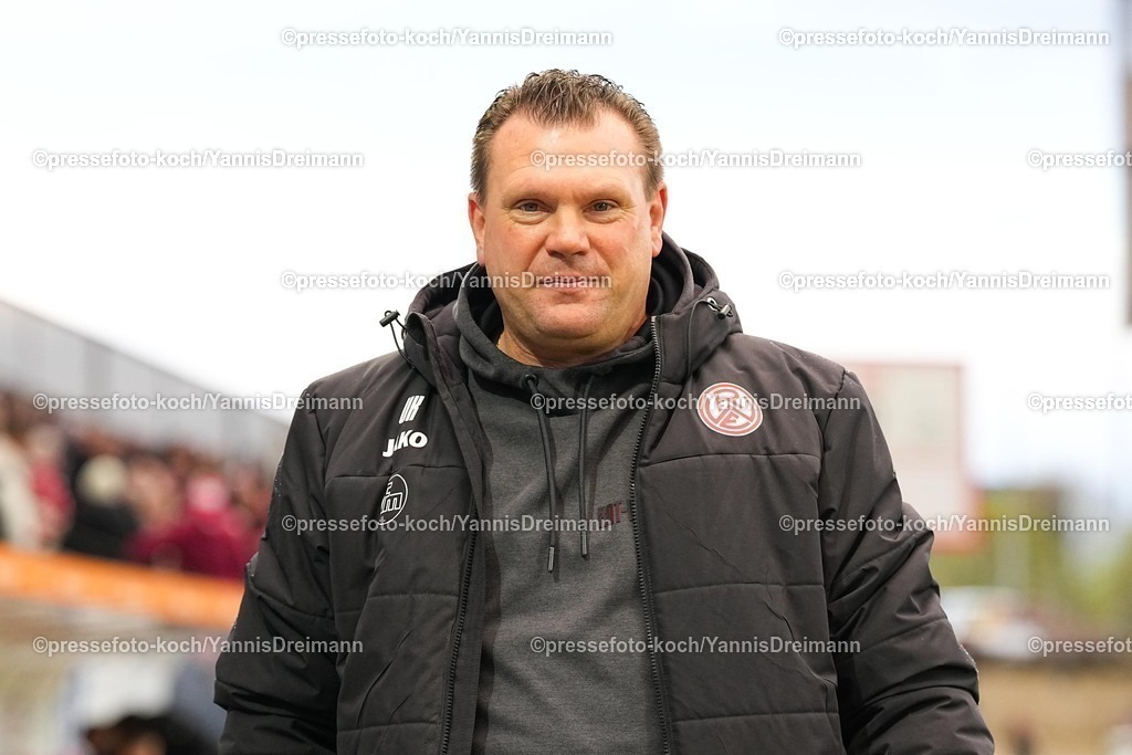 xYDRx02112501004 | 02.11.2025, xydrx, Fußball, 3.Liga, Rot-Weiss Essen - 1.FC Schweinfurt 05, Saison 2025 2026, Stadion an der Hafenstraße: Uwe Koschinat (Cheftrainer Rot-Weiss Essen)    DFB regulations prohibit any use of photographs as image sequences and or quasi-video.