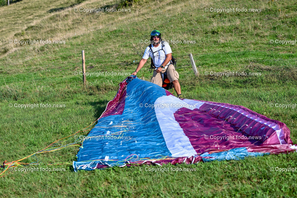 Flugschule Ternberg_ 17.08.2023-6 | 17.08.2023, Ternberg, AUT, Flugschule, im Bild Saman Kheyrmanesh (Flugschueler) mit dem Schirm 
