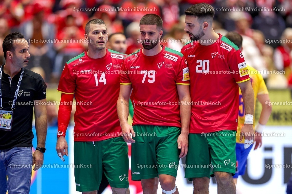 EHF16012601123 | 16.01.2026, Handball, Men's EHF EURO 2026, Portugal - Rumänien, Jyske Bank Boxen in Herning, Dänemark, Preliminary Round:  Martim Mota Costa (Portugal #79)  wird von  Rui Sousa Martins Silva (Portugal #14) und  Miguel Jose Soares Neves (Portugal #20) verletzt Schmerzen vom Spielfeld begleitet 