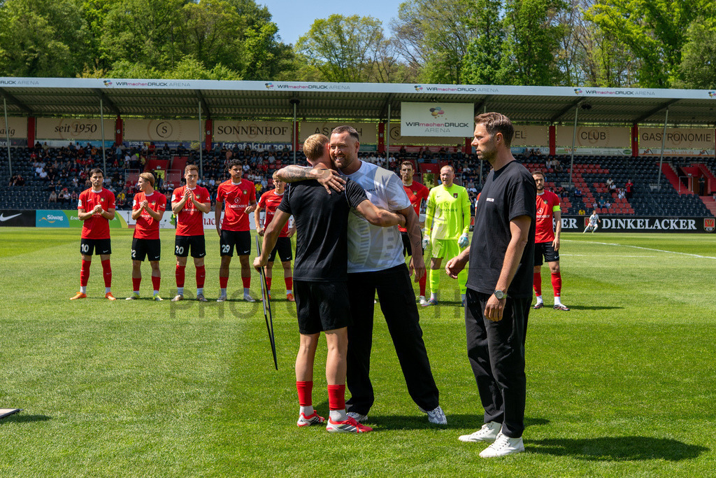 SG Sonnenhof Großaspach vs. SG Barockstadt Fulda-Lehnerz, Fussball, Regionalliga Suedwest, 33. Spieltag, 09.05.2026 | Luka Janes (SG Sonnenhof Großaspach, #28) wird von Julian Schieber (sportilicher Leiter SG Sonnenhof Großaspach) und Michael Ferber (Vorstand Sport, SG Sonnenhof Großaspach), verabschiedet,SG Sonnenhof Großaspach vs. SG Barockstadt Fulda-Lehnerz, Fussball, Regionalliga Suedwest, 33. Spieltag, 09.05.2026