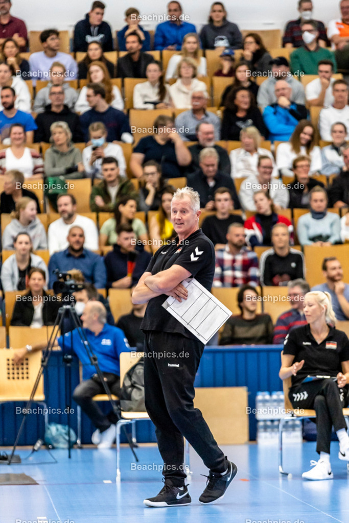 2022-00063269-Testspiel-Deutschland-Brasilien | Vital HEYNEN (Bundestrainer) GER, 17.09.2022; Berlin Foto: Gerold Rebsch - www.beachpics.de
