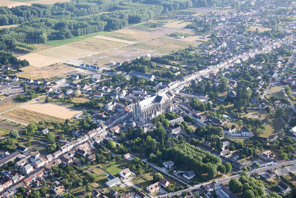 Vue aérienne: Vue de la ville à Cléry-Saint-André dans le département Loiret, France. Photo: IMG_082534.jpg prise le 21/06/2015 par Werner Riehm/FLY-FOTO.euRésolution de l'original: 5191 x 3461 px