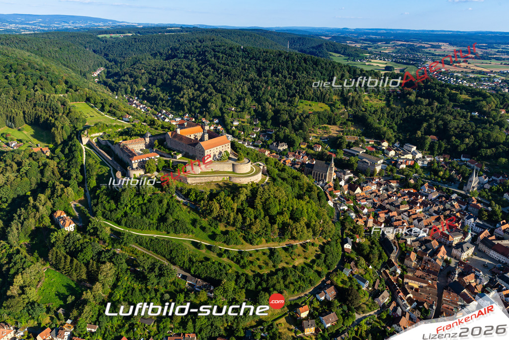 Die Luftbildaufnahme Plassenburg-altstadt - Kulmbach wurde 2020 mittels Flugzeug (keine Drohne) erstellt. Perfekte Schärfe und Druck- Ergebnisse- Garantiert!