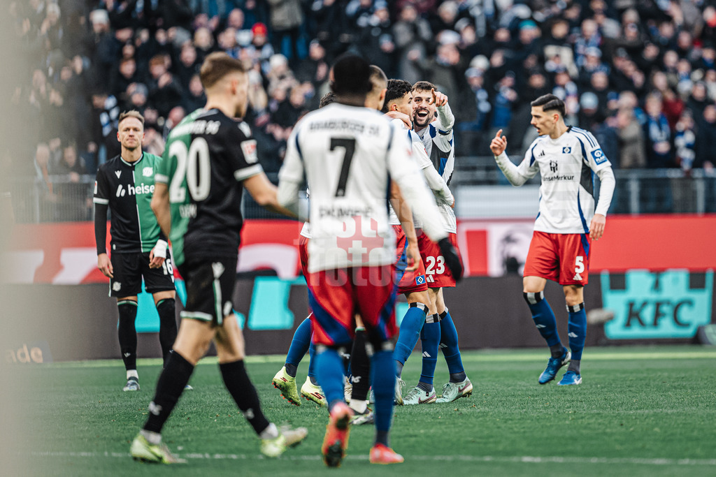 Fußball | Männer | Saison 2024/2025 | 2. Fußball-Bundesliga | 20. Spieltag | Hamburger SV vs. Hannover 96 | 02.02.2025 | Torjubel beim HSV nach dem Tor von Silvan Hefti (#30, HSV). Jonas Meffert (#23, HSV) zeigt auf Jean-Luc Dompe (#7, HSV) nach seiner Vorlage