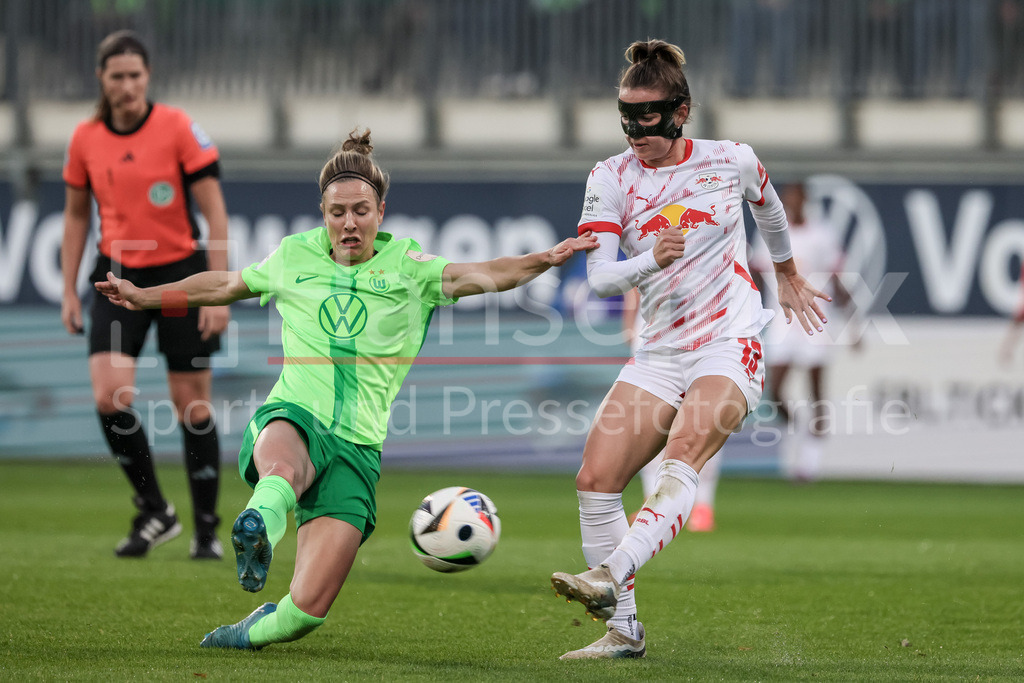 Fussball, Google Pixel Frauen-Bundesliga, VfL Wolfsburg - RB Leipzig | v.li.: Svenja Huth (VfL Wolfsburg, 10) und Sandra Starke (RB Leipzig, 13) im Zweikampf, Duell, Dynamik, Aktion, Action, Spielszene, DIE DFB-RICHTLINIEN UNTERSAGEN JEGLICHE NUTZUNG VON FOTOS ALS SEQUENZBILDER UND/ODER VIDEOÄHNLICHE FOTOSTRECKEN. DFB REGULATIONS PROHIBIT ANY USE OF PHOTOGRAPHS AS IMAGE SEQUENCES AND/OR QUASI-VIDEO.