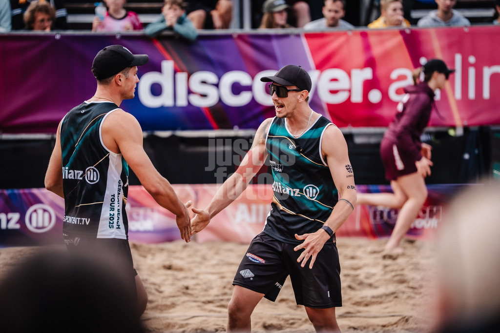 Beachvolleyball | Männer | Allianz German Beach Tour 2025 | Tourstop Hamburg | 01.06.2025 | v.l. Sven Winter und Lukas Pfretzschner jubeln