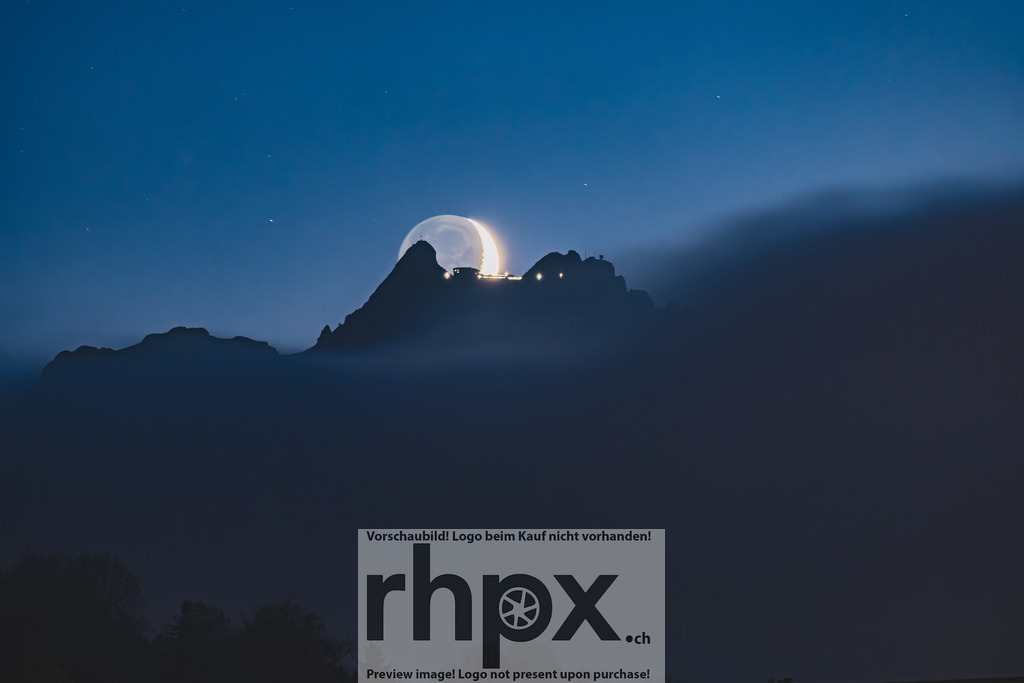 Mondaufgang über dem Pilatus | Sichel. Fels. Mystik.Die leuchtende Mondsichel inszeniert sich perfekt hinter der markanten Silhouette des Pilatus-Kulm. Ein kraftvolles Bild voller Ruhe, das die nächtliche Magie und die erhabene Atmosphäre des Luzerner Hausbergs spürbar macht.Wähle unter "Produktauswahl" dein Wunschformat: Vom klassischen Wandbild über Puzzle &amp; Tassen bis zum digitalen Download (z.B. als Handy-Hintergrund). - Realisiert mit Pictrs.com