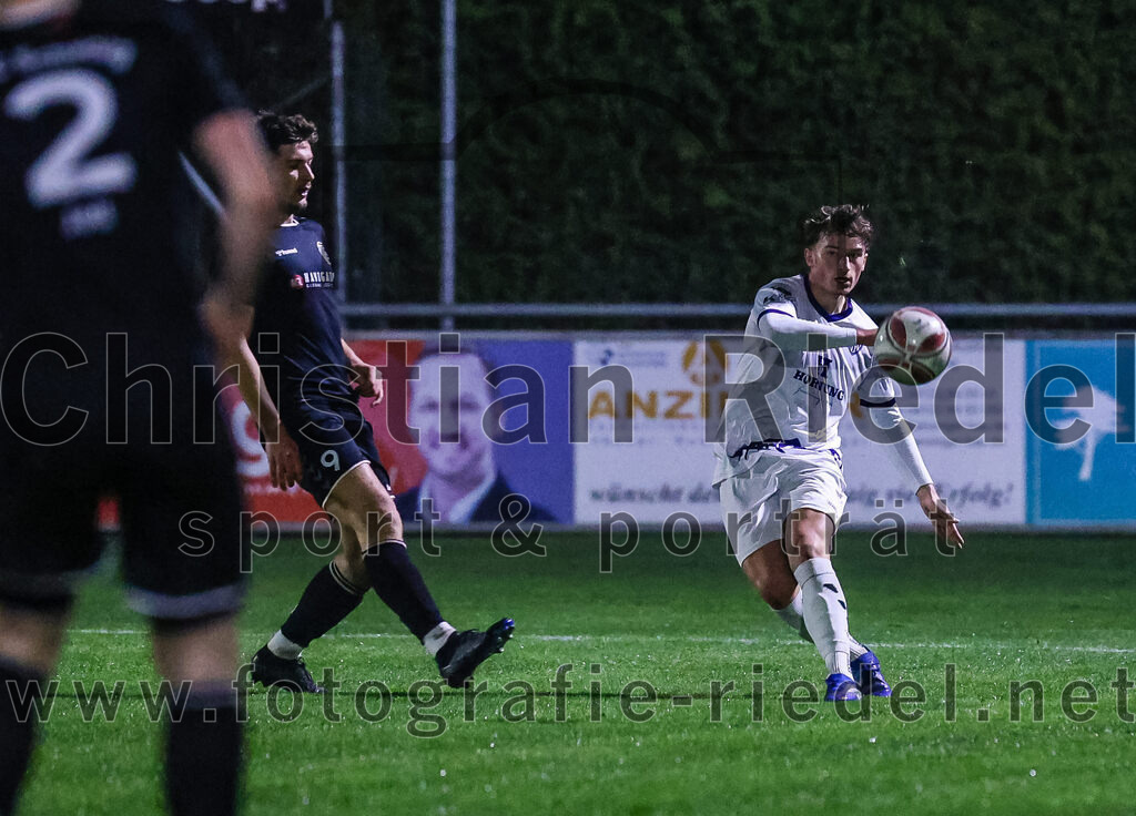 2024-03-15_029_FC_Schwaig_gegen_1_FC_Garmisch-Partenkirchen | Oberding, Deutschland, 15.03.2024:
Fußball, Landesliga Südost 2023 / 2024, 25. Spieltag, FC Schwaig gegen 1. FC Garmisch-Partenkirchen, Endergebnis: 4:0

Raffael Ascher (FC Schwaig, #9), Nicolai Bierling (1. FC Garmisch-Partenkirchen, #5)

Foto: Christian Riedel / fotografie-riedel.net
