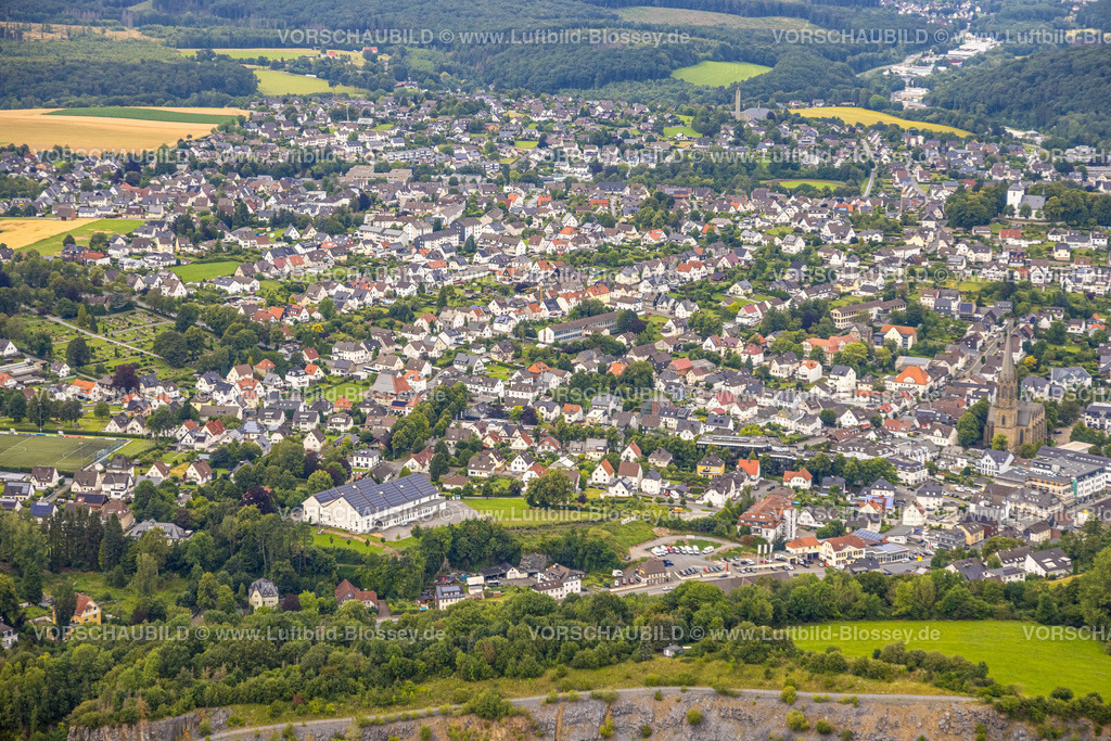 Warstein240713123 | Luftbild, Wohngebiet Ortsansicht mit Sauerlandhalle und kath. Pfarrkirche St. Pankratius, Warstein, Sauerland, Nordrhein-Westfalen, Deutschland