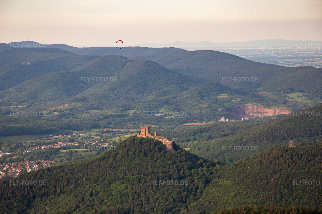 Luftbild: Burg Trifels von Südwesten im Ortsteil Bindersbach in Annweiler im Bundesland Rheinland-Pfalz in Deutschland. Foto: IMG_140747.jpg vom 20.05.2024 durch Werner Riehm/FLY-FOTO.de