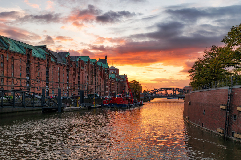 10230207 - Abendrot in der Speicherstadt II | Blick über den Zollkanal auf ein wunderschönes Abendrot.