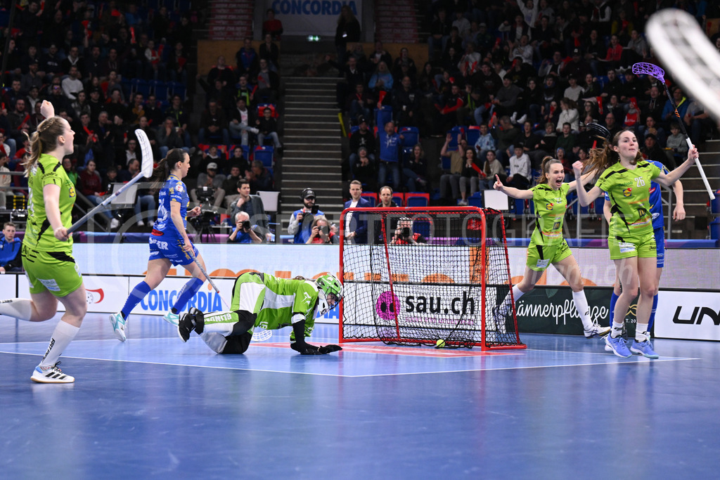 Kloten-Dietlikon Jets vs Skorpion Emmental Zollbrück - 15. April 2023 | 15.04.2023, Kloten, stimo arena, Swiss Unihockey Superfinal Frauen: Kloten-Dietlikon Jets - UHV Skorpion Emmental, Nathalie Spichiger (#26 Skorpion Emmental Zollbrueck) erzielt das 1:1. - Realisiert mit Pictrs.com