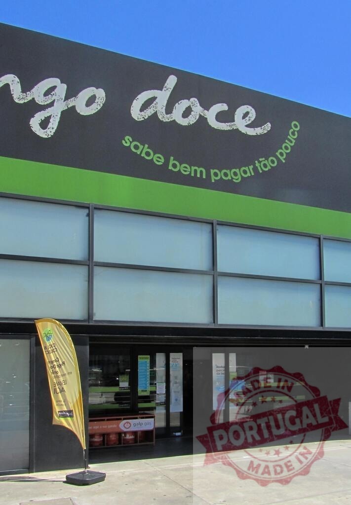 Pingo Doce supermarket facade in Portugal | Pingo Doce supermarket building exterior with branding and entrance - Realized with Pictrs.com