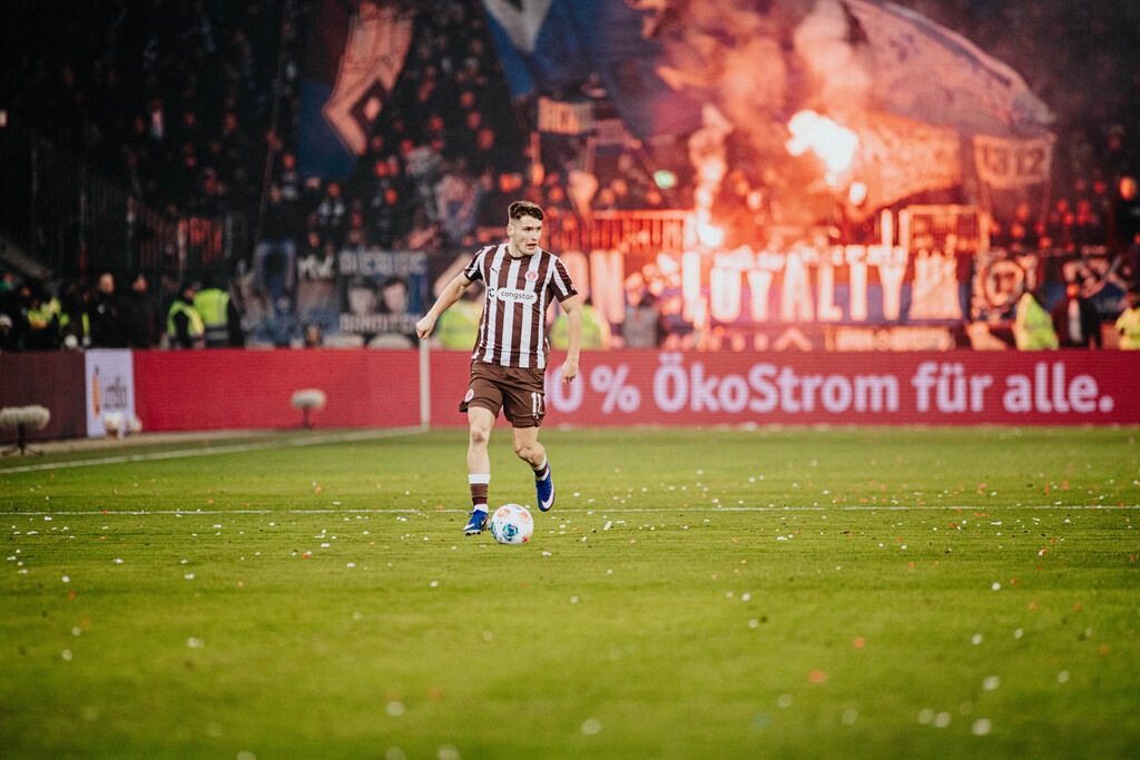 IMG_3217 | Der offizielle Shop für FC St. Pauli Fotos. Wähle aus Spielszenen & Fanmomenten dein FCSP Wunschformat. Wir liefern Millerntor-Atmosphäre.