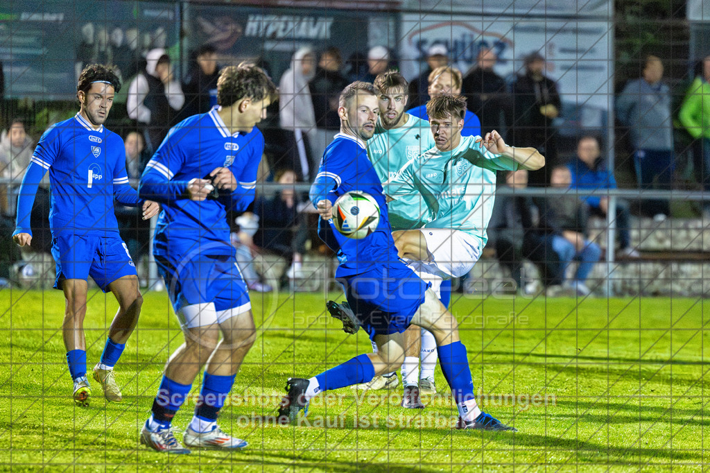 20261015_204049_0205-Bearbeitet_(c)_by_PhotoPeet | Artur Schacht (TSG Salach #35) gefährlich vor dem TorTSG Salach (türkis) vs. VfB Neuffen (blau), Fußball, Bezirksliga - Bezirk Neckar/Fils, 08. Spieltag, Saison 2026/2027, Rasensportplatz, Staufenecker Straße, 73084 Salach, 15.10.2026 - 19:30 Uhr,Foto: PhotoPeet / Sport- &amp; Eventfotografie / Peter Harich