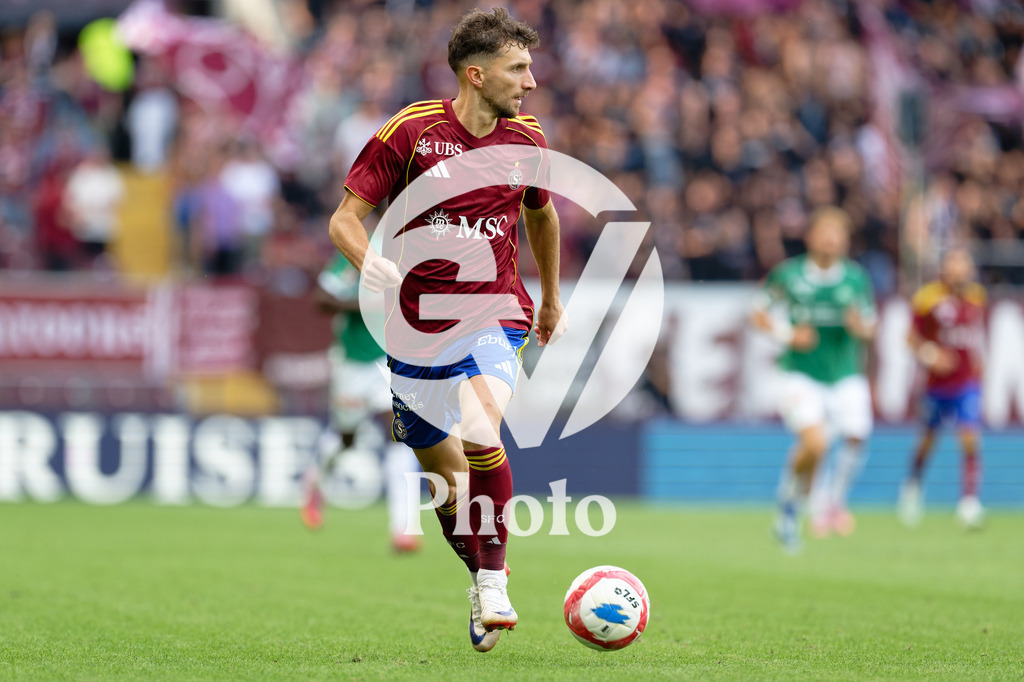 Brack Super League - Servette FC v FC Saint-Gall | Miroslav Stevanovic (9 Servette FC) goes forward (action) during the Brack Super League match between Servette FC and FC Saint-Gall at Stade de Geneve in Geneva, Switzerland