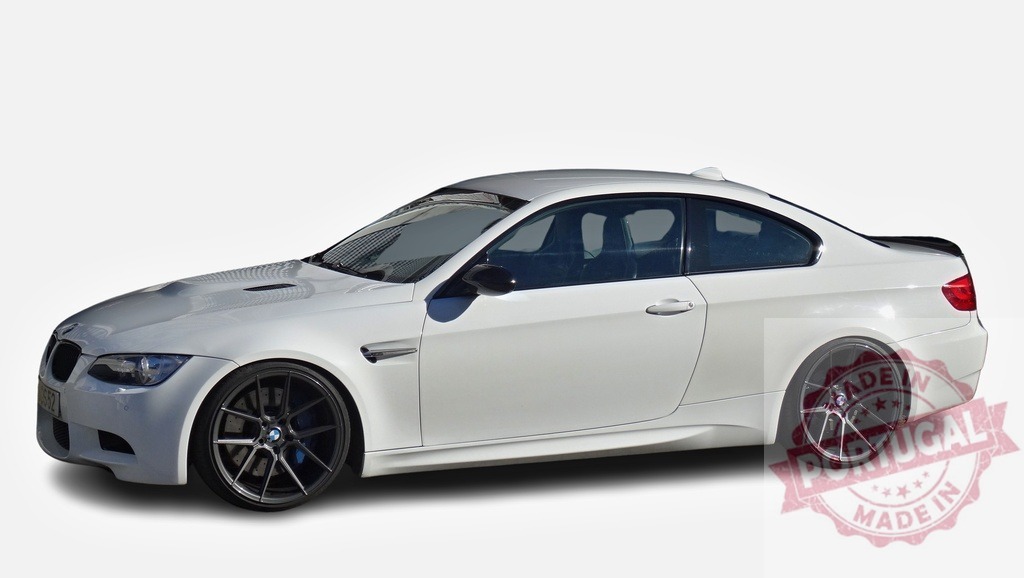White BMW M3 E92 posing on a white background | Side view of a tuned white BMW M3 E92 posing on a white background - Realisiert mit Pictrs.com