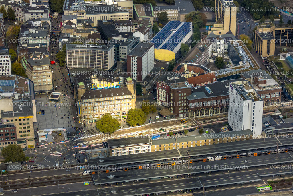 Essen241001530 | Luftbild, Hbf Hauptbahnhof mit Premier Inn Essen City Centre Hotel, Baustelle Willy-Brandt-Platz und Select Hotel Handelshof, Fußgängerzone Kettwiger Straße City, Stadtkern, Essen, Ruhrgebiet, Nordrhein-Westfalen, Deutschland