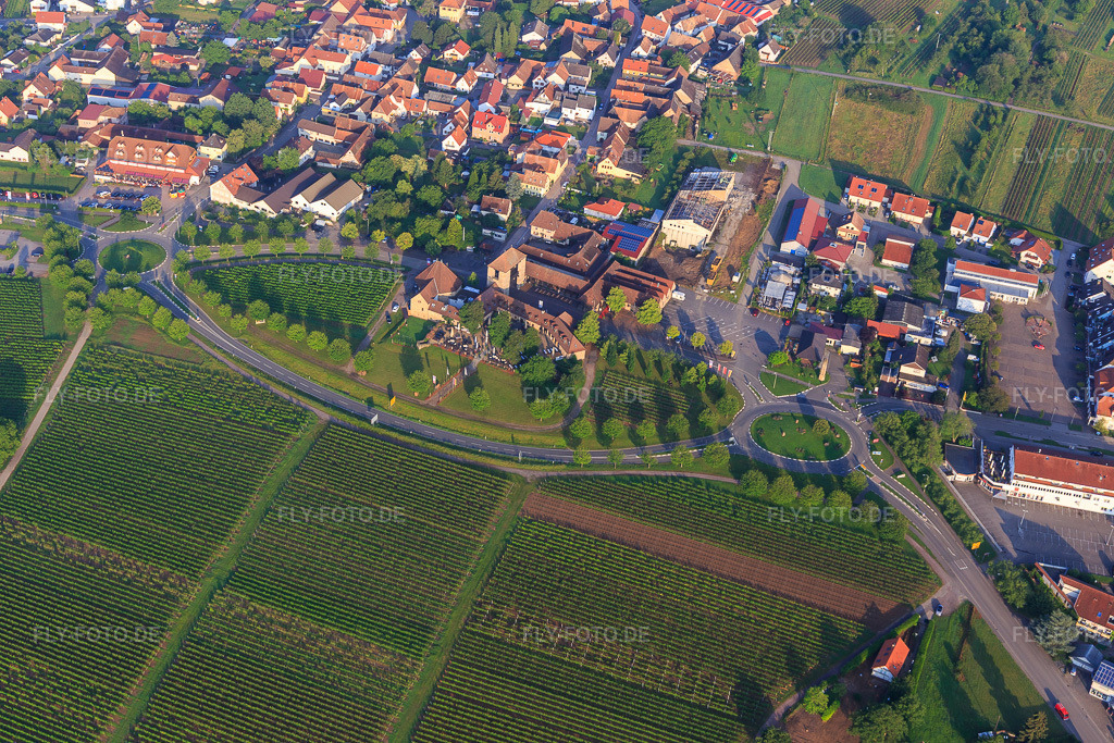 Luftbild: Weinstraße mit Deutsches Weintor von Osten in Schweighofen im Bundesland Rheinland-Pfalz in Deutschland. Foto: IMG_107841.jpg vom 10.06.2018 durch Werner Riehm/FLY-FOTO.deDEUTSCHES-WEINTOR-RESTAURANT.DE