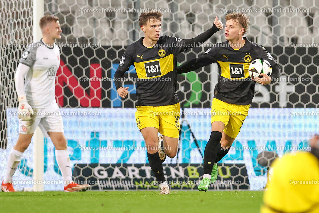 RWE3Liga25092401048 | 25.09.2024, Essen, Fußball,  Rot-Weiss Essen – Borussia Dortmund II (U23), bwin 3. Liga Herren, Stadion an der Hafenstraße, 7. Spieltag Saison 2024 2025: Torjubel nach dem 1:3 durch Julian Hettwer (BVB II #20). Zusammen mit Cole Campbell (BVB II #37)DFB regulations prohibit any use of photographs as image sequences and or quasi-video.