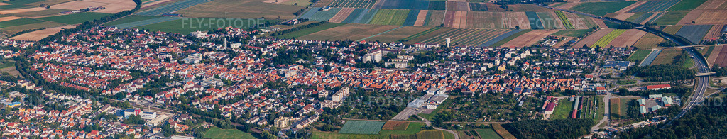Luftbild: Panorama Ortsansicht umgeben von den halbrunden Bahn- und Autobahnstrecken in Kandel im Bundesland Rheinland-Pfalz in Deutschland. Foto: IMG_52936-Bearbeitet.jpg vom 05.09.2012 durch Werner Riehm/FLY-FOTO.deAuflösung des Originals: 15089 x 2889 px