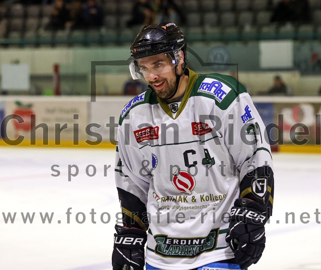 2022-09-09_093_TSV_Erding_gegen_Deggendorfer_SC | Erding, Deutschland, 09.09.2022:
Eishockey, Bayernliga 2022 / 2023, Testspiel, TSV Erding gegen Deggendorfer SC, Endergebnis: 2:5

Philipp Michl (Erding Gladiators, #77)

Foto: Christian Riedel / fotografie-riedel.net