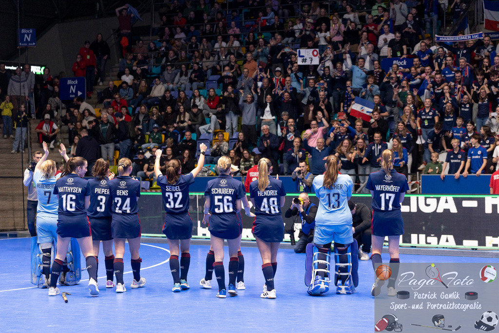 Volvo E.R.B. Final 4 Finale Frauen: Berliner HC - Mannheimer HC, 26.01.2025 | Leonie Weissenberger / Weißenberger (Mannheimer HC #7) &amp; Alexine Matthysen (Mannheimer HC #16) &amp; Julie Pieper (Mannheimer HC #3) &amp; Linda Bens (Mannheimer HC #24) &amp; Carolin Seidel (Mannheimer HC #32) &amp; Laura Schubert (Mannheimer HC #56) &amp; Charlotte Hendrix (Mannheimer HC #48) &amp; Chiara Vischer (Mannheimer HC #13) &amp; Lisa Mayerhöfer (Mannheimer HC #17) schauen Richtung Fans und wollen mit ihnen feiern, Berliner HC - Mannheimer HC, Frankfurt, Süwag Arena, 26.1.2025 - Realisiert mit Pictrs.com