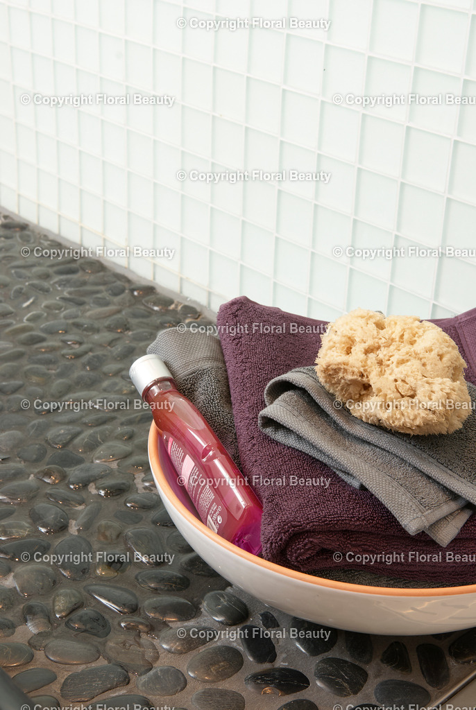 Haus am See | Flusskiesel Fliesen im Badezimmer. Naturschwamm und Handtücher - Realisiert mit Pictrs.com