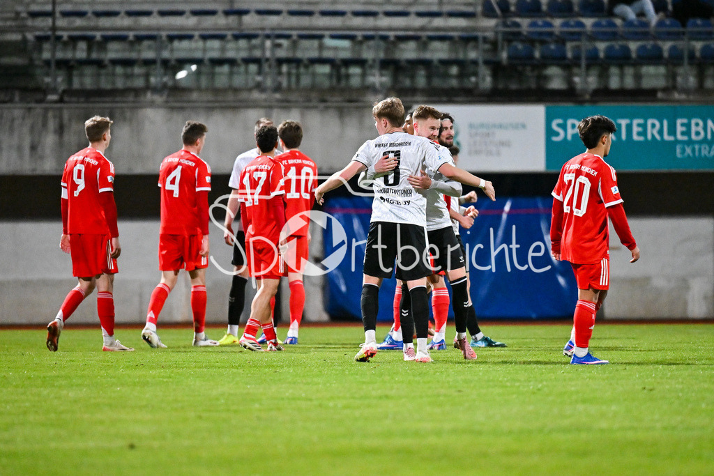 SV Wacker Burghausen - FC Bayern Amateure | BURGHAUSEN, GERMANY - 01. APRIL: Jubel der Burghausener - hängende Köpfe bei den Bayern nach dem Match zwischen dem SV Wacker Burghausen und den Amateuren des FC Bayern München am 26. Spieltag der Regionalliga Bayern im Flatbuy Stadion