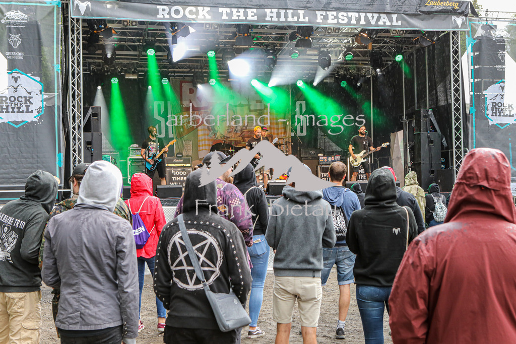 OE7A7395 | mit Regen beginnt das Festival am Abend