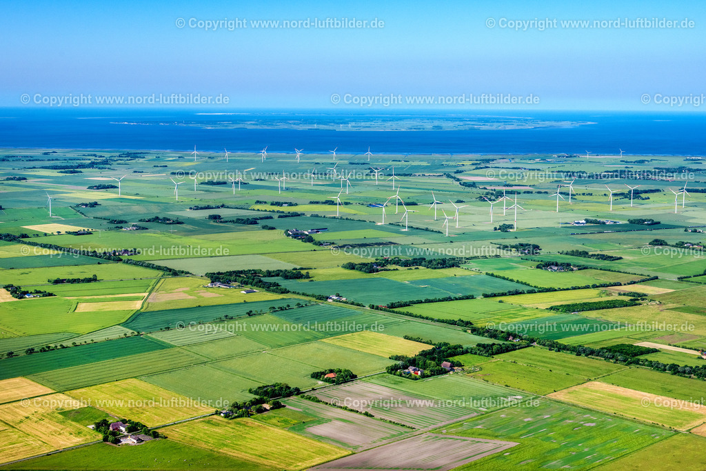 Gotteskoog Deich_Windpark_ELS_7896100623 | GALMSBüLL 30.05.2023 Windräder einer Windkraftwerks- Anlage " Gotteskoogdeich " auf landwirtschaftlichen Nutzflächen und Feldern am Rande des Siedlungsgebiet des Dorfes in Galmsbüll Nordfriesland im Bundesland Schleswig-Holstein, Deutschland. // Wind turbines of a wind power plant " Gotteskoogdeich " on agricultural land and fields on the edge of the settlement area of the village in Galmsbuell North Friesland in the state Schleswig-Holstein, Germany. Foto: Martin Elsen