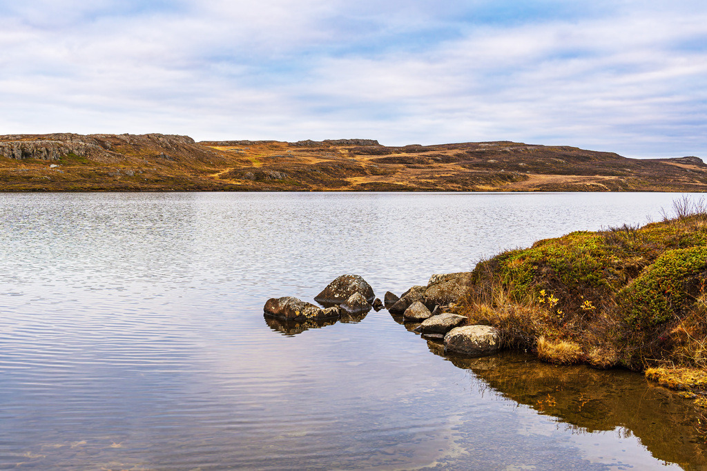 Blick über einen See auf die Landschaft im Osten von Island | Blick über einen See auf die Landschaft im Osten von Island.