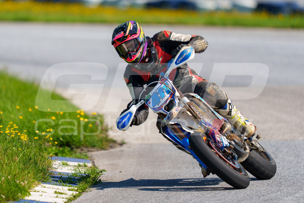 SuperMoto_Staatsmeisterschaft_Greinbach_301 | GRIPcapture steht für authentische Sportfotografie in Österreich – für Momente, die mehr sind als Geschwindigkeit oder Ergebnis. Es geht um Emotion, Spannung, Fokus und den Augenblick, der oft nur einen Wimpernschlag dauert.Ob Motorsport, Teamsport oder 