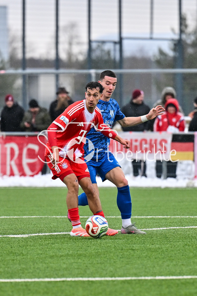 FC Bayern Amateure - SGV Freiberg Fussball | MUNICH, GERMANY - 29. JANUARY: im Duell Mudaser SADAT (FC Bayern München 20) und XXX während dem Testspiel zwischen den Amateuren des FC Bayern und dem SGV Freiberg Fussball am FC Bayern Campus