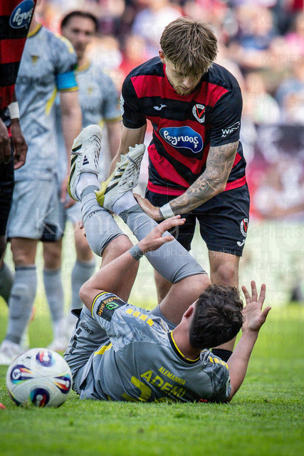 German 3rd Division, Viktoria Koeln vs. Alemannia Aachen, 10.05.2026 | KOELN, GERMANY - MAY 10, 2026:  Faton Ademi (Alemannia Aachen, 36) has pain, Robin Velasco (Viktoria Köln, 11) helps  during the 3rd division match on gameday 37 between Viktoria Koeln vs. Alemannia Aachen at the Sportpark Hoehenberg on May 10, 2026 in Koeln, Germany. DFL REGULATIONS PROHIBIT ANY USE OF PHOTOGRAPHS AS IMAGE SEQUENCES AND/OR QUASI-VIDEO.