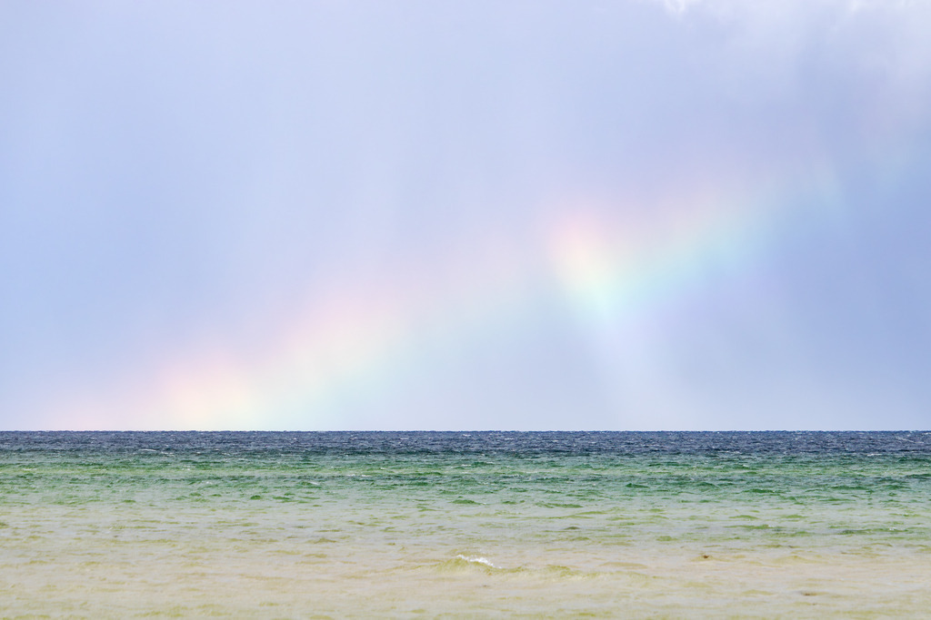 Wandbild: Regenbogen am Weidefelder Strand | Ein zarter Regenbogenschimmer taucht am Horizont über dem Weidefelder Strand auf – ein flüchtiger Farbgruß, der sich beinahe scheu zwischen Himmel und Meer zeigt. Die ruhige Küstenlandschaft, das sanfte Licht und die maritime Weite verleihen dem Moment eine stille Poesie. Dieses Bild fängt die Magie eines Augenblicks ein, in dem Natur und Licht sich zu einem stillen Schauspiel verbinden. Ideal für alle, die sich ein Stück Ostsee-Romantik nach Hause holen möchten. Erhältlich als Leinwand, Acrylglas, Alu-Dibond, auf FineArt Papieren sowie als Akustikbild. - Realisiert mit Pictrs.com