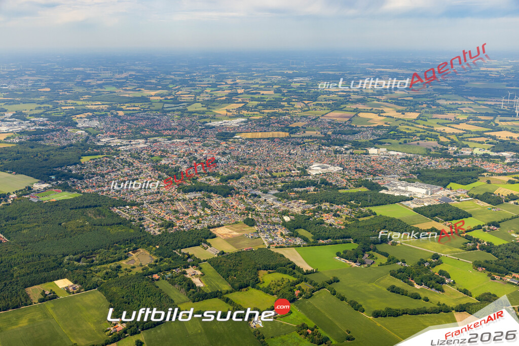 Neue Luftbildaufnahme der Stadt Lohne - Das Luftbild wurde 2025 vom UL-Flugzeug heraus erstellt ( keine Drohnenaufnahme ) - Hochauflösende Luftaufnahme - für Wandbilder und großformatige Ausdrucke geeignet. Das besondere Geschenk!Hier alle&nbsp;Infos zur Lizenzierung der LuftaufnahmeWir fliegen auch dieses Jahr wieder in Ihre Region um Luftbilder zu erstellen.- Luftbild anfragen