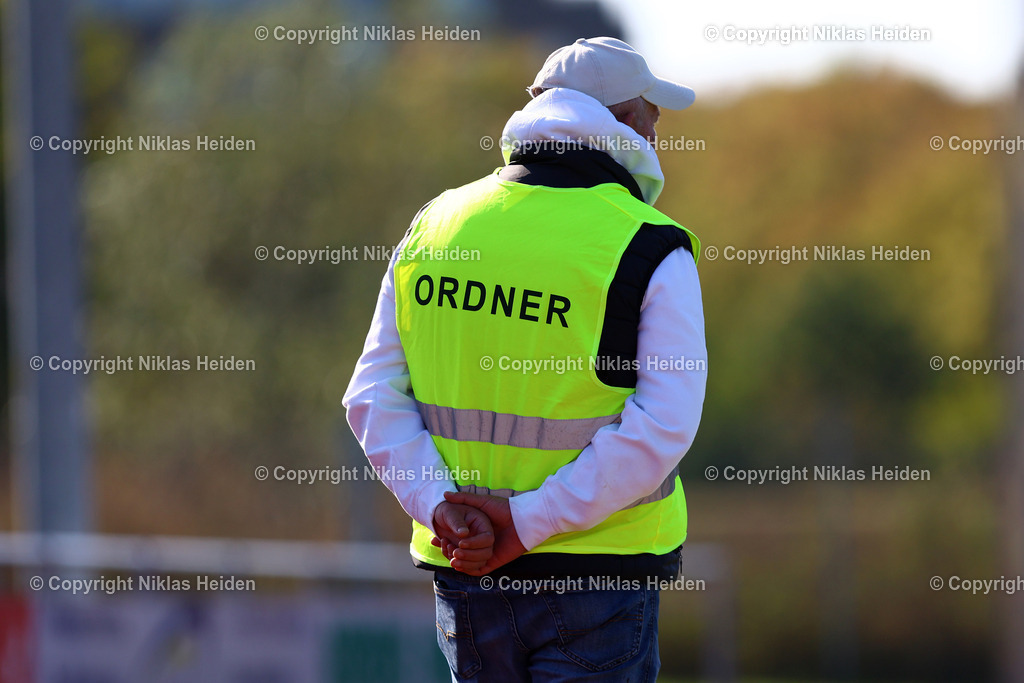 NH_NikolaTesla_SCVictoriaHamburg_OberligaHamburg_28092025 | Ein Ordner im Amateurfussball.Fußball I Herren I Gamesright Oberliga Hamburg I Saison 2025-2026  I 10. Spieltag I Nikola Tesla - SC Victoria Hamburg I 28.09.2025 I Sportplatz Vorhornweg