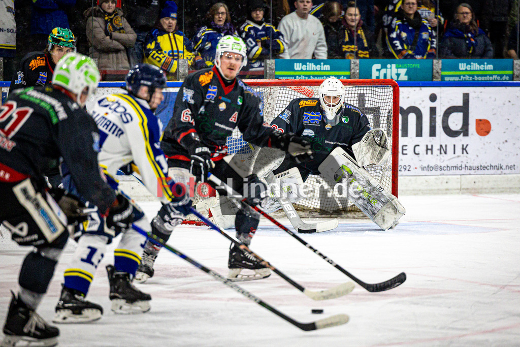 Peißenberg MINERS gegen EHC Waldkraiburg LÖWEN | Eishockey Bayernliga 2025/26 Pre-Playoff Spiel 2, Peißenberg MINERS gegen EHC Waldkraiburg LÖWEN, 20260201,Xaver NAGEL (MINERS Goali 80) in Aktion,2026-02-01 in Peißenberg (flatbuy Arena Peißenberg), Xaver NAGEL (MINERS Goali 80), Maximilian MALZATZKI (MINERS 67)Copyright: WolfgangxLindner www.foto-lindner.de