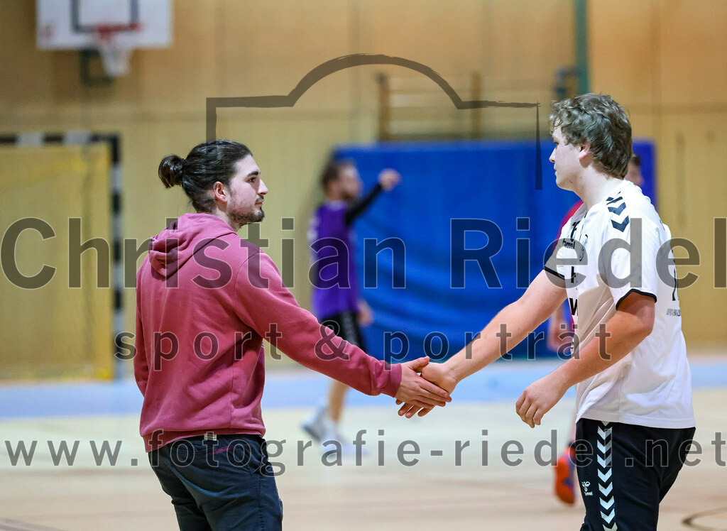 2022-11-12_092_SpVgg_Altenerding_III_gegen_TV_Altoetting_II | Erding, Deutschland, 12.11.2022:
Handball, Bezirksklasse Männer 2022 / 2023, 4. Spieltag, SpVgg Altenerding III gegen TV Altötting II, Endergebnis: 32:25

Trainer Simon Karl (TV Altötting), Manuel Stadler (TV Altötting, #16)

Foto: Christian Riedel / fotografie-riedel.net