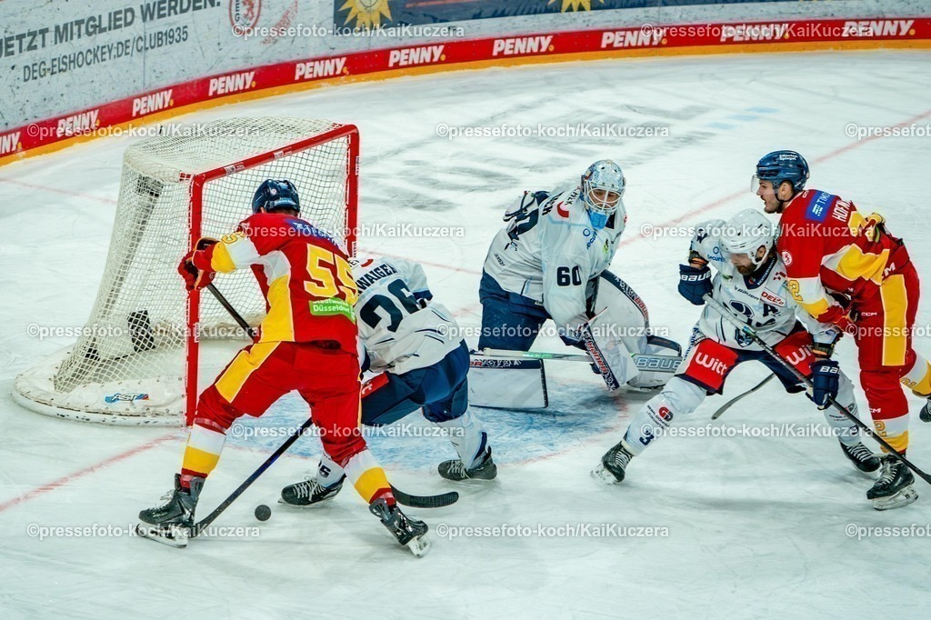 xKKUx26102501027 | 26.10.2025, xydrx, Eishockey, DEL2, Düsseldorfer EG - Blue Devils Weiden, PSD Bank Dome Düsseldorf:  Marco Münzenberger (DEG #55) vor dem Weidener Tor gegen Daniel Schwaiger (Weiden#26) und Goaly Felix Noack (Weiden #60)  Tommy Muck (Weiden #3) 