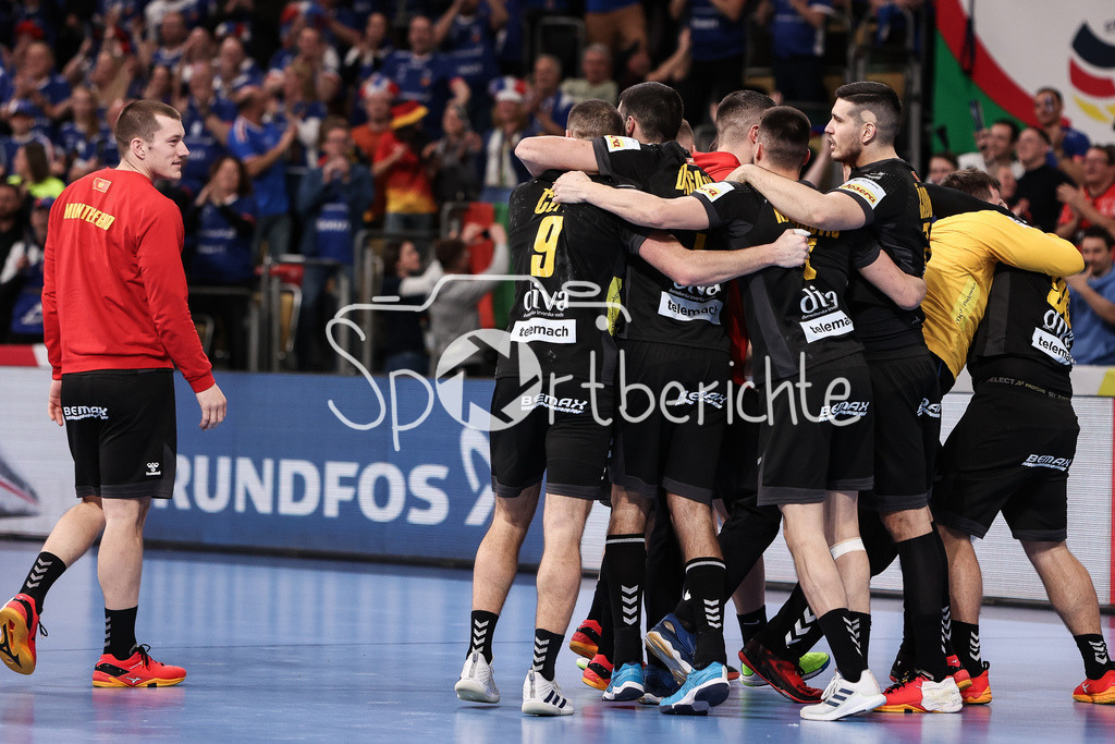 Serbien - Montenegro | Grenzenloser Jubel der Montenegriener nach dem Sieg gegen Serbien im letzten Gurppenspiel / Nemanja GRBOVIC (MNE #90) / Freude / Happy