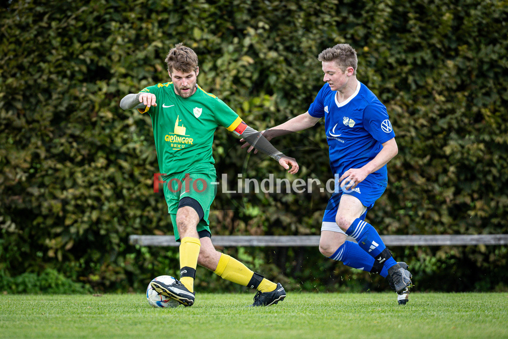 ASV Eglfing gegen SG SV Eberfing/SV Söchering | Fußball Herren A-Klasse Gruppe 5 Zugspitze 2025/26 10. Spieltag, ASV Eglfing gegen SG SV Eberfing/SV Söchering, 20251005,Zweikampf,2025-10-05 in Eglfing (Sportanlage Eglfing), Thomas ERTL (ASV Eglfing Kapitän 5), Maximilian ZACH (SG SV Eberfing/SV Söchering 5)Copyright: WolfgangxLindner www.foto-lindner.de