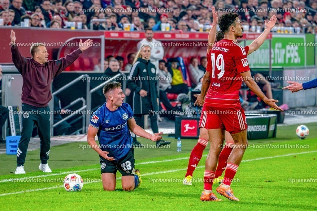 xKKUx16012601044 | 16.01.2026, xkkux, Fußball, Fortuna Düsseldorf - Arminia Bielefeld, 2. Fußball Bundesliga, Merkur Spiel-Arena, Saison 2025 2026: Cheftrainer Markus Anfang (Fortuna Düsseldorf #hc) Marius Wörl (Arminia Bielefeld #38) Emmanuel Iyoha (Fortuna Düsseldorf #19) gestikulierend auf dem Spielfeld   DFB regulations prohibit any use of photographs as image sequences and or quasi-video.