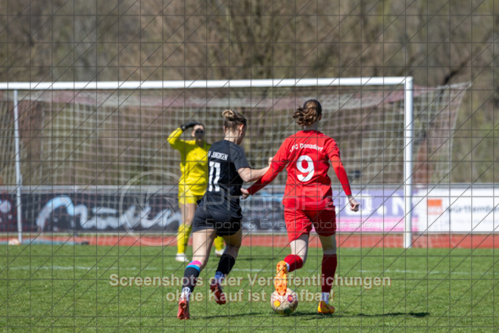 20250406_140239_0027 | #,1.FC Donzdorf (rot) vs. SV Jungingen (schwarz), Fussball, Frauen-Verbandsliga Württemberg, 16. Spieltag, Saison 2024/2025, Rasenplatz Lautertal Stadion, Süßener Straße 16, 73072 Donzdorf, 06.04.2025 - 13:00 Uhr,Foto: PhotoPeet-Sportfotografie/Peter Harich