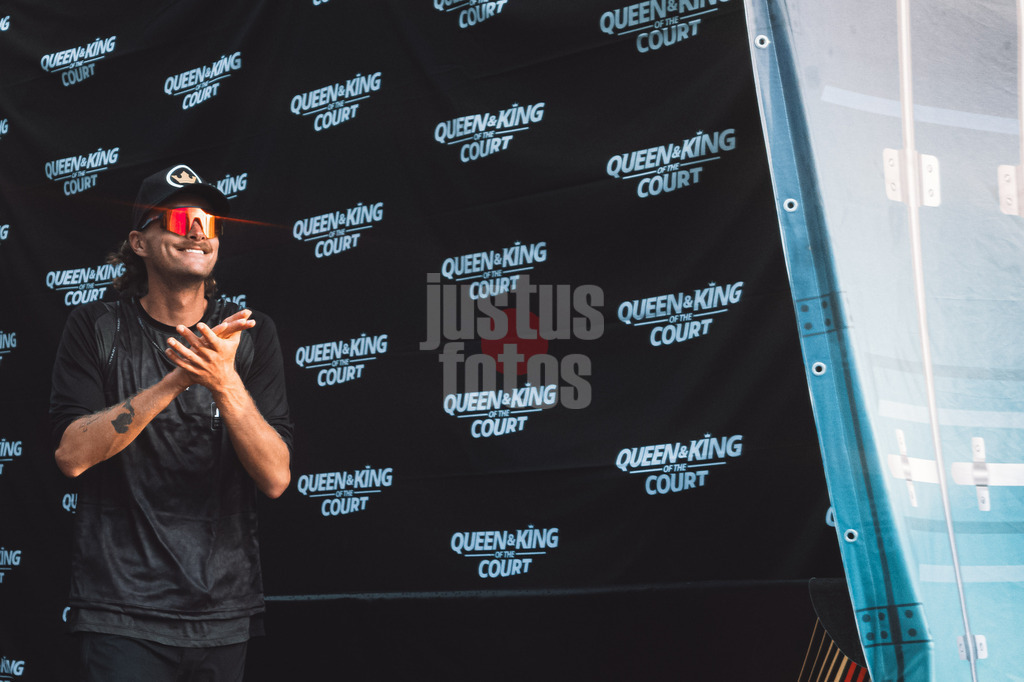 Beachvolleyball | Männer | Queen and King of the Court | Hamburg | 31.05.2024 | Logan Webber (USA) läuft in die Arena ein