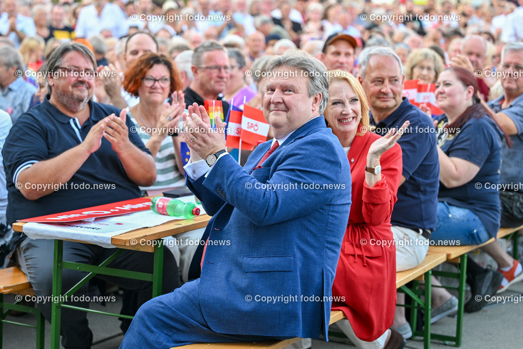 SPOe-Wahlkampfauftakt zur Nationalratswahl 2024_ 29.08.2024-32 | 29.08.2024, Linz, AUT, SPOE Wahlkampfauftakt zur Nationalratswahl 2024 in Linz im Bild Michael Ludwig (SP, Buergermeister der Stadt Wien), Doris Bures (SP, 2. Praesidentin des Nationalrates), Andreas Schieder (SP, Delegationsleiter der SPOe im EU-Parlament)